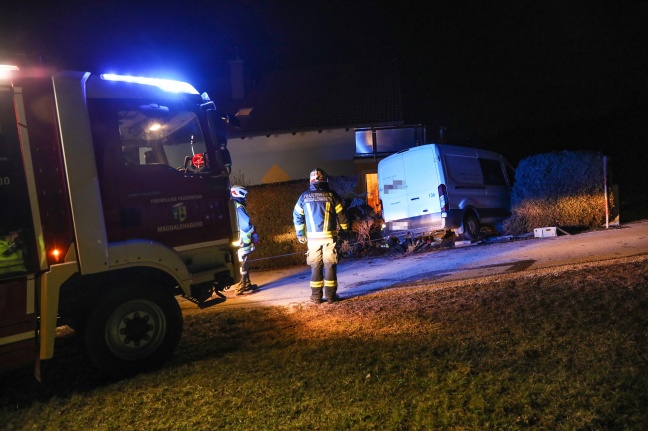Alkounfall: Fahrzeuglenker landet bei Pettenbach mit Kleintransporter in einem Garten
