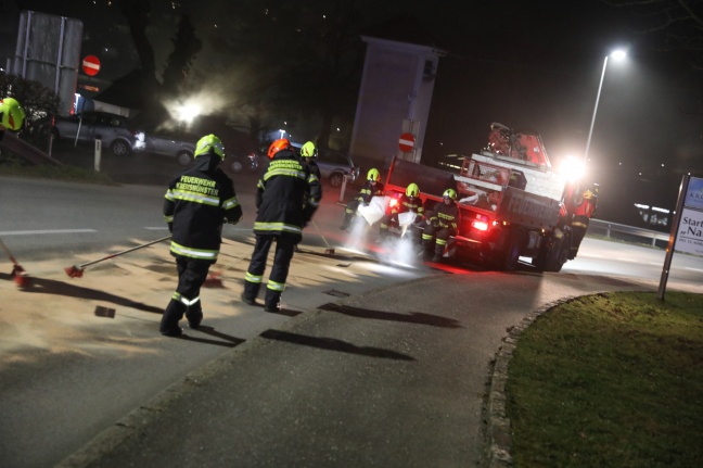Umfangreicher Einsatz der Feuerwehr wegen intensiver Dieselspur auf Voralpenstraße in Kremsmünster