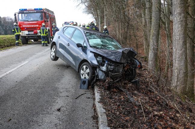 Auto kracht bei Verkehrsunfall in Wolfsegg am Hausruck in Schräglage gegen Baum