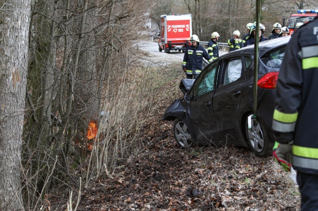 Auto kracht bei Verkehrsunfall in Wolfsegg am Hausruck in Schräglage gegen Baum