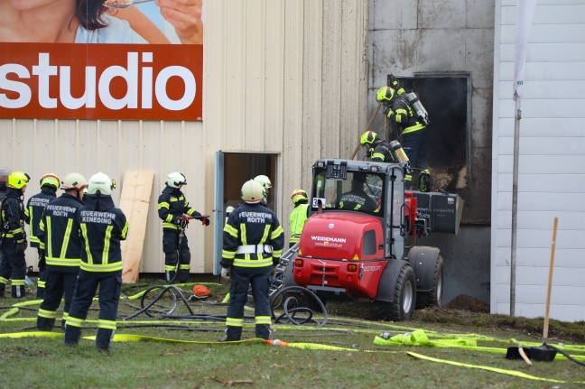 Sechs Feuerwehren bei Silobrand in einer Tischlerei in Taufkirchen an der Trattnach im Einsatz