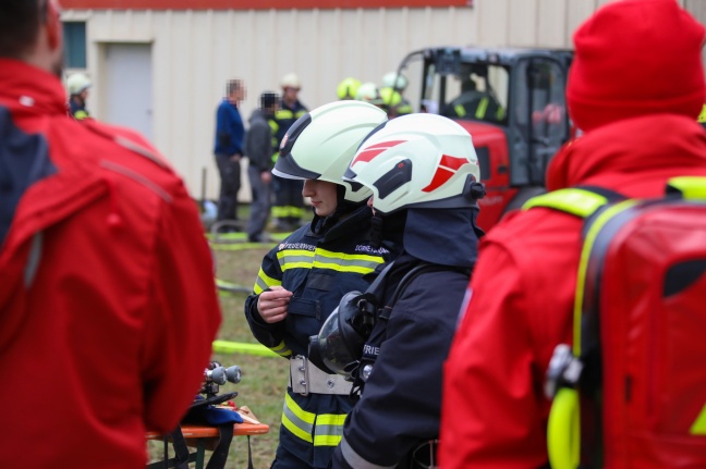 Sechs Feuerwehren bei Silobrand in einer Tischlerei in Taufkirchen an der Trattnach im Einsatz