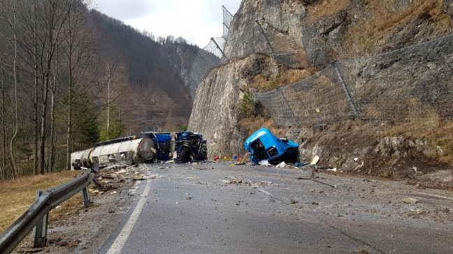 Tödlicher Unfall: LKW prallt auf Eisenstraße bei Weyer frontal gegen Felswand