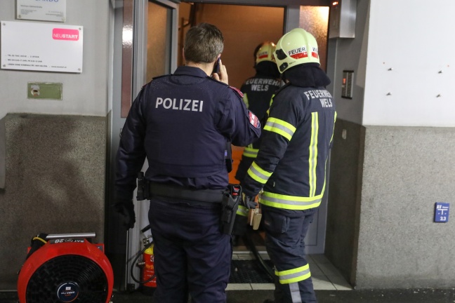 Feuerwehr bei Kleinbrand im Stiegenhaus eines Gebäudes in Wels-Neustadt im Einsatz