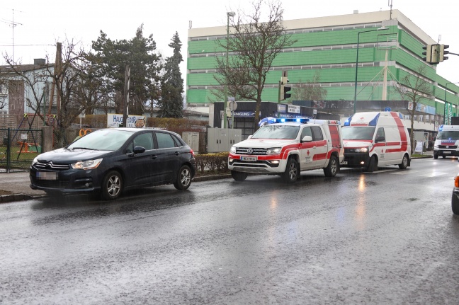 Fußgänger in Wels-Pernau von Auto erfasst und verletzt