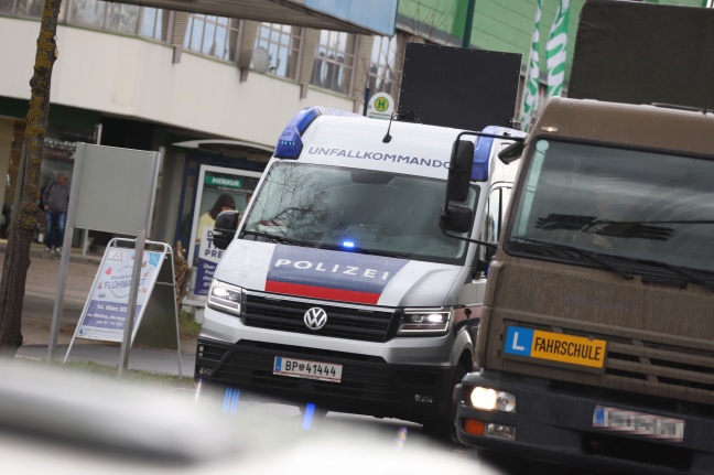 Fußgänger in Wels-Pernau von Auto erfasst und verletzt