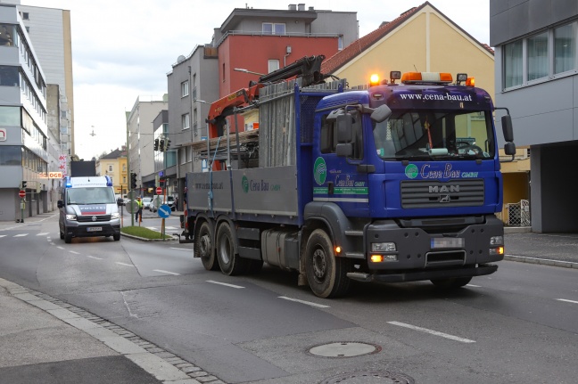 Verkehrsampel in Wels-Innenstadt durch LKW heruntergerissen und schwer beschädigt