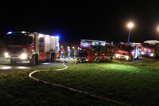 Brennender Holzstoß löst Großeinsatz der Feuerwehren in Schlierbach aus