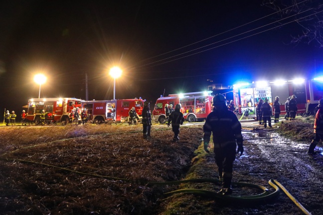 Brennender Holzstoß löst Großeinsatz der Feuerwehren in Schlierbach aus