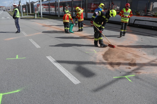 Drei Verletzte bei Kollision zwischen Auto und Straßenbahn in Pasching