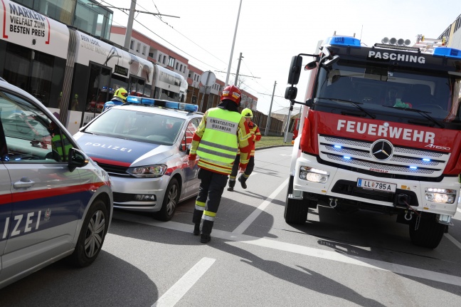 Drei Verletzte bei Kollision zwischen Auto und Straßenbahn in Pasching
