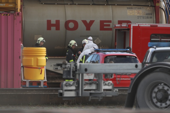 Gefahrstoffeinsatz: Austritt von Toluylendiisocyanat aus einem Container in Wels-Puchberg