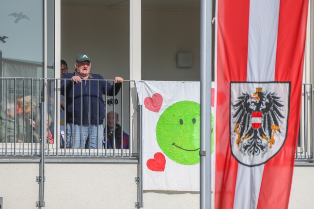 Berührendes Winken von den Balkonen des Alten- und Pflegeheims in Eberstalzell gegen Coronakrise