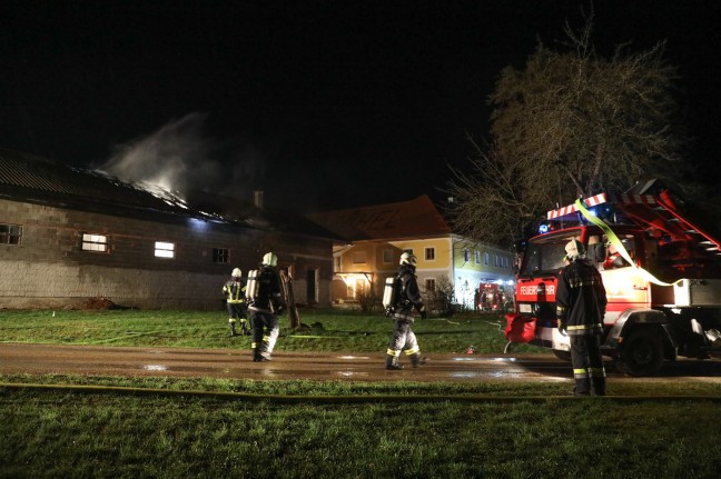 Sechs Feuerwehren bei Brand eines landwirtschaftlichen Nebengebäudes in Pettenbach im Einsatz
