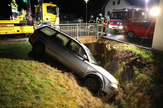 Alkolenker landet in Pinsdorf mit Auto in Hochwasserentlastungsgerinne