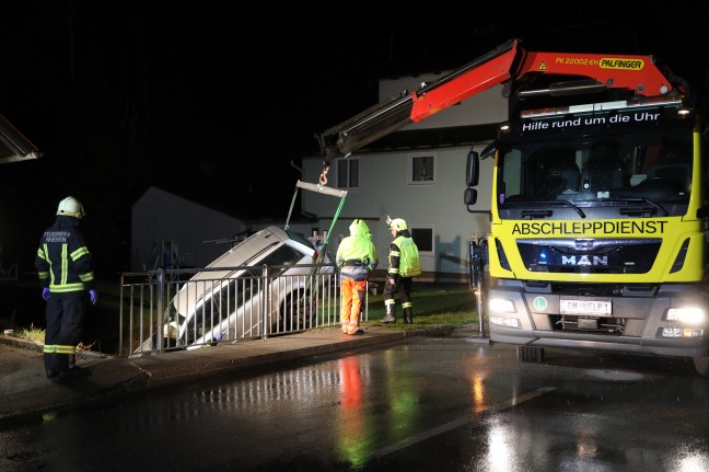 Alkolenker landet in Pinsdorf mit Auto in Hochwasserentlastungsgerinne