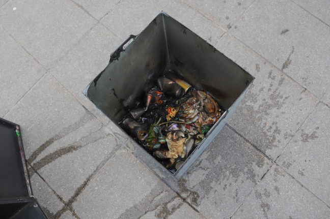 Brand eines Abfalleimers vor einem Lebensmittelmarkt in Wels-Lichtenegg