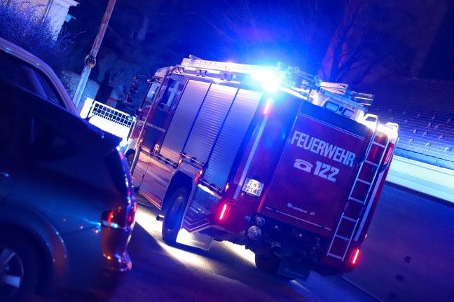 Feuerwehreinsatz: Nächtliche Suche nach gemeldetem Feuerschein in Wels-Pernau