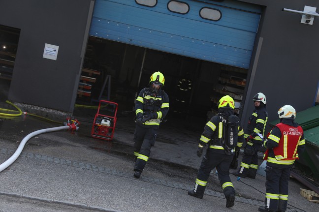 Vier Feuerwehren bei Brand in einem Schwimmbaderzeugungsbetrieb in Sierning im Einsatz