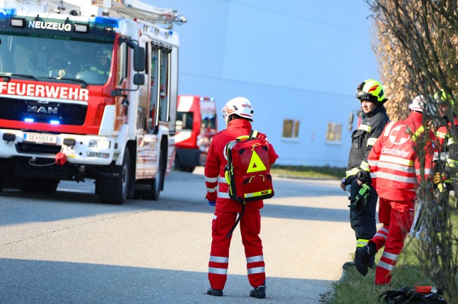 Vier Feuerwehren bei Brand in einem Schwimmbaderzeugungsbetrieb in Sierning im Einsatz