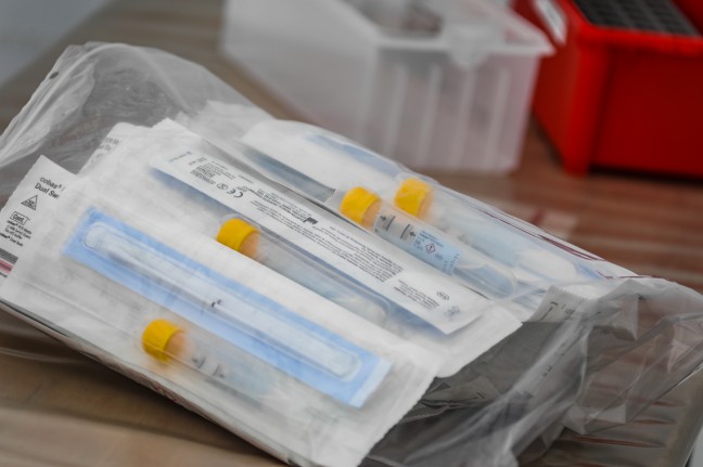 Coronavirus: Covid-19-Testungen durch Rotes Kreuz im "Drive-in-System"