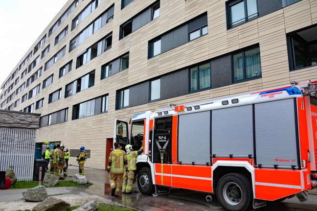 Dramatischer Zimmerbrand in Linz-Kaplanhof - Frau bei Sprung aus Fenster schwerst verletzt