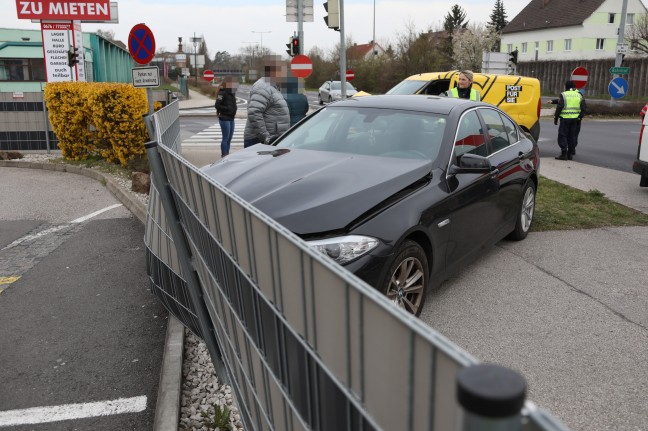Kreuzungscrash zwischen Postauto und PKW in Wels-Pernau fordert zwei Leichtverletzte