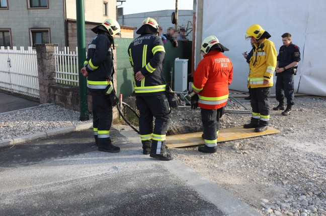 Feuerwehr und Energieversorgungsunternehmen bei Kabelbrand in Wels-Pernau im Einsatz