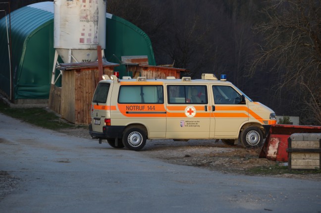 Fünf teils Schwerverletzte bei Deckeneinsturz in einem landwirtschaftlichen Gebäude in Molln