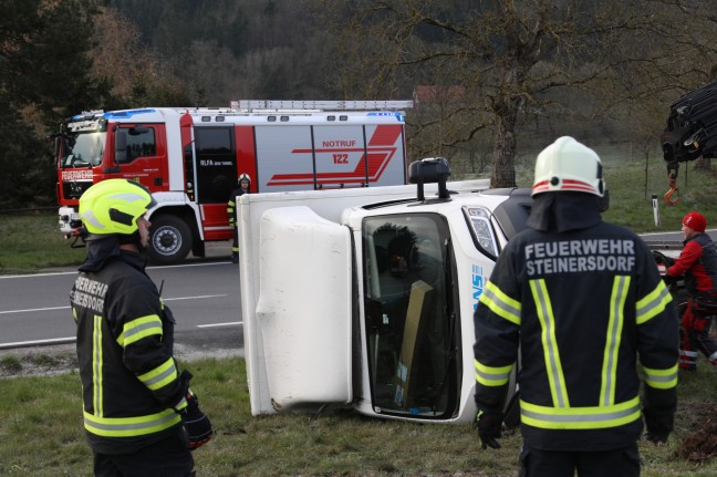 Kleintransporter bei Unfall auf Steyrtalstraße bei Waldneukirchen umgestürzt