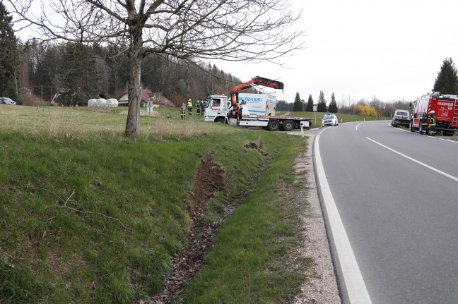 Kleintransporter bei Unfall auf Steyrtalstraße bei Waldneukirchen umgestürzt