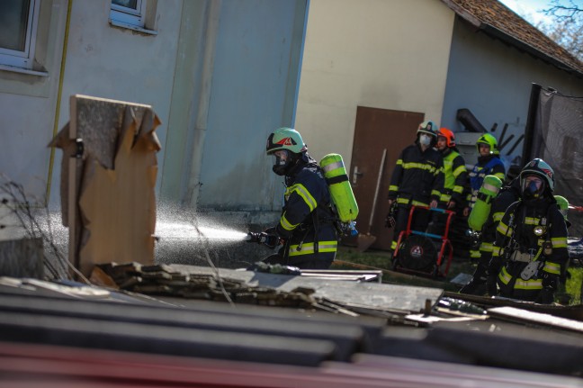 Einsatz der Feuerwehr bei Kellerbrand in einem Mehrfamilienhaus in Marchtrenk