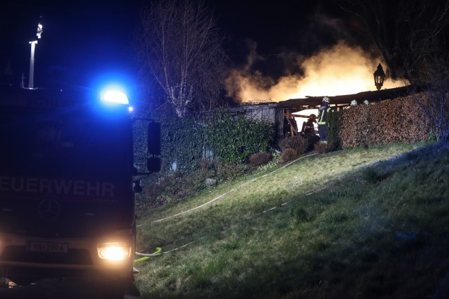 Größerer Einsatz der Feuerwehren bei Brand einer Garten- und Werkstättenhütte in Schlatt