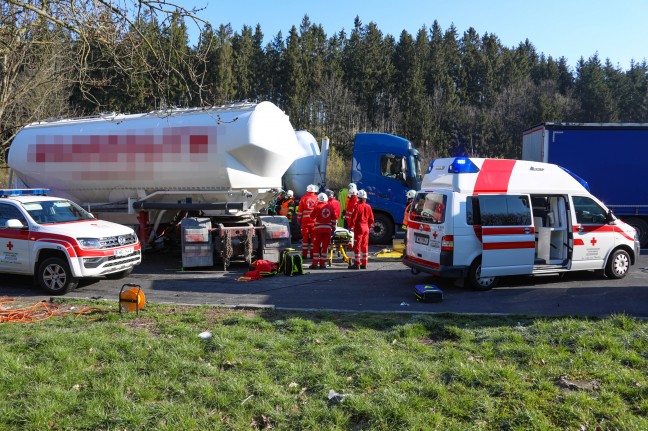 LKW-Crash auf Autobahnparkplatz der Innkreisautobahn bei Krenglbach fordert Schwerverletzten