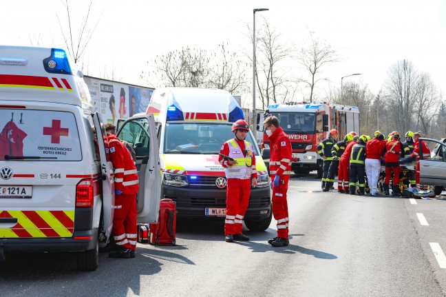 Schwerer Verkehrsunfall auf Gmundener Straße in Lambach fordert drei Verletzte
