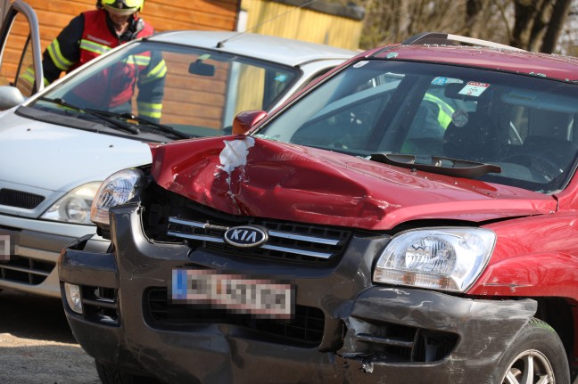 Schwerer Verkehrsunfall auf Gmundener Straße in Lambach fordert drei Verletzte