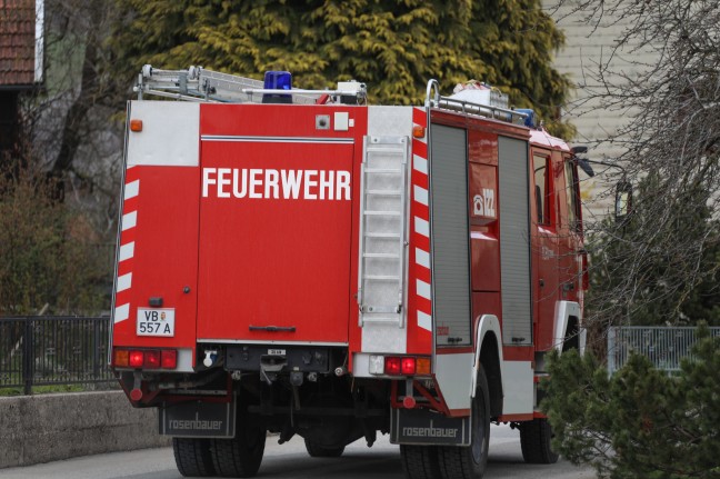 Vier Feuerwehren bei Garagenbrand in Ottnang am Hausruck im Einsatz