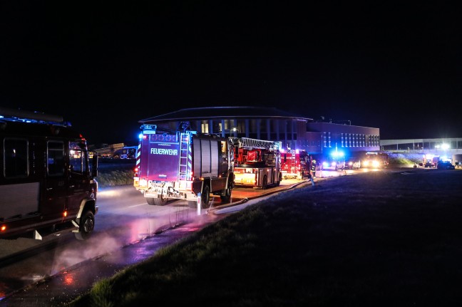 Sieben Feuerwehren bei Brand in einem Holzverarbeitungsbetrieb in Pram im Einsatz