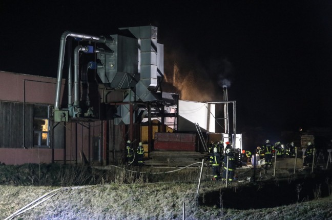 Sieben Feuerwehren bei Brand in einem Holzverarbeitungsbetrieb in Pram im Einsatz