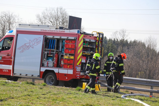 Brand einer LKW-Ladung: Unfreiwillige "Grillerei" auf Autobahnparkplatz in Laakirchen