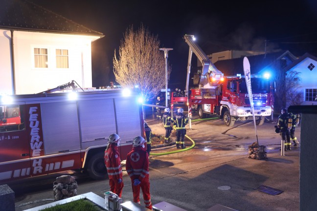 Nächtlicher Großeinsatz: Gartenhütte im Ortszentrum von Pinsdorf in Flammen aufgegangen