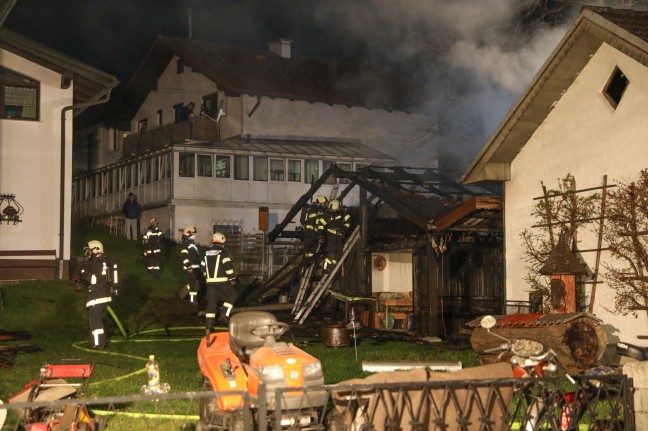 Nächtlicher Großeinsatz: Gartenhütte im Ortszentrum von Pinsdorf in Flammen aufgegangen