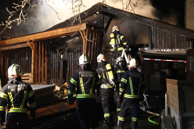 Nchtlicher Groeinsatz: Gartenhtte im Ortszentrum von Pinsdorf in Flammen aufgegangen