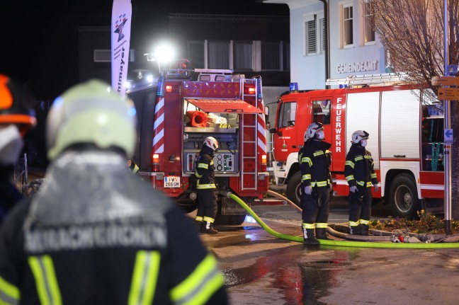 Nächtlicher Großeinsatz: Gartenhütte im Ortszentrum von Pinsdorf in Flammen aufgegangen