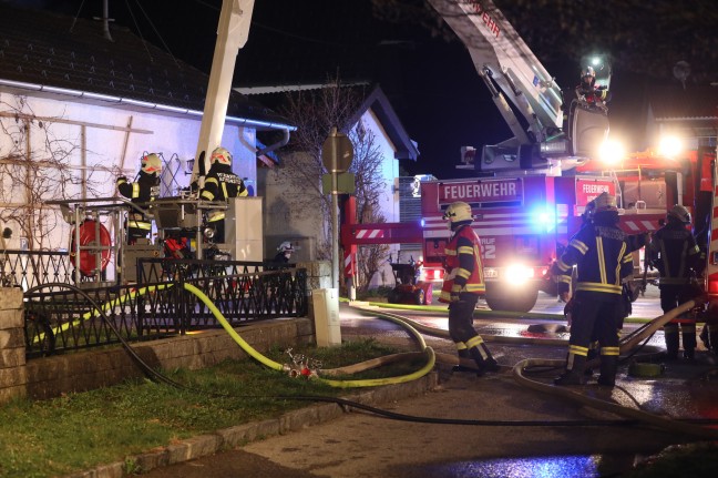 Nächtlicher Großeinsatz: Gartenhütte im Ortszentrum von Pinsdorf in Flammen aufgegangen