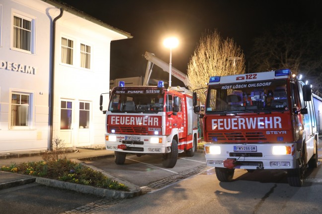 Nächtlicher Großeinsatz: Gartenhütte im Ortszentrum von Pinsdorf in Flammen aufgegangen