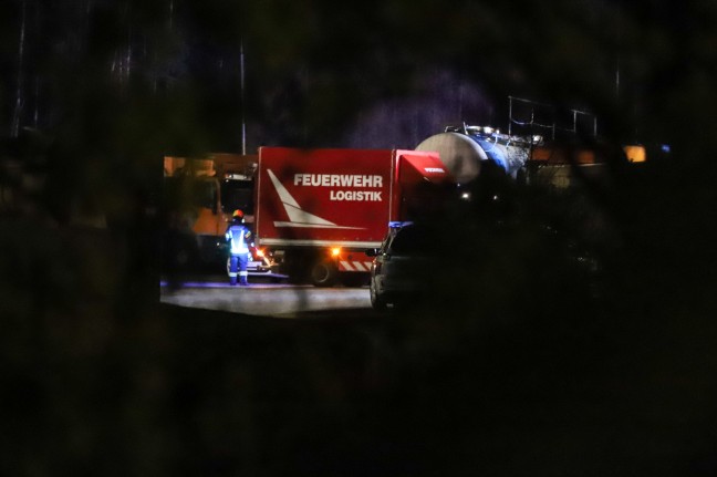 Brand bei Entsorgungsunternehmen in Pinsdorf führt zu Einsatz von vier Feuerwehren