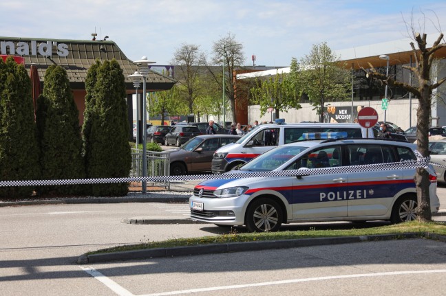Schwache Nerven: Körperverletzung bei Streit sowie Festnahme vor Drive-In-Lokal in Wels-Pernau