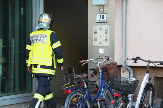 Zimmerbrand in einem Mehrparteienwohnhaus in Thalheim bei Wels fordert zwei Verletzte