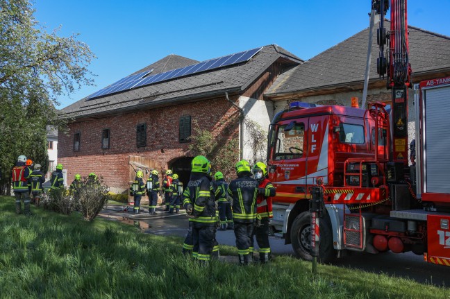 Zwölf Feuerwehren bei Brand einer Werkstatt auf einem Bauernhof in Desselbrunn im Einsatz